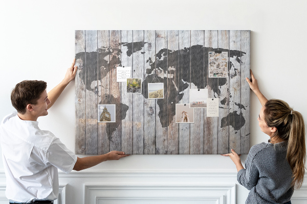 Tableau en liège Une carte du monde sur un fond de planches de bois
