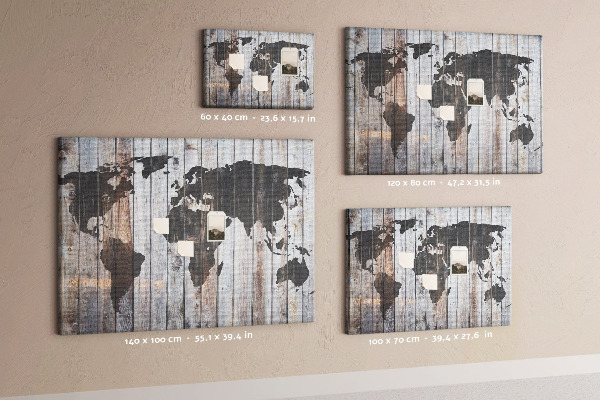 Tableau en liège Une carte du monde sur un fond de planches de bois