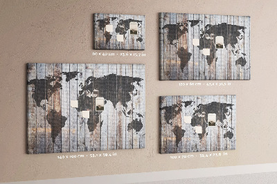 Tableau en liège Une carte du monde sur un fond de planches de bois