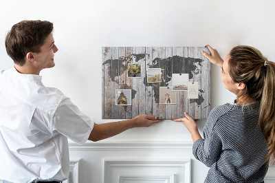 Tableau en liège Une carte du monde sur un fond de planches de bois