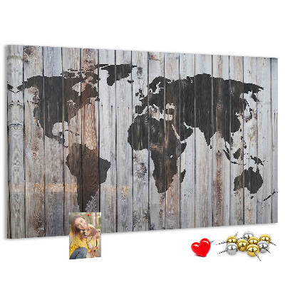Tableau en liège Une carte du monde sur un fond de planches de bois