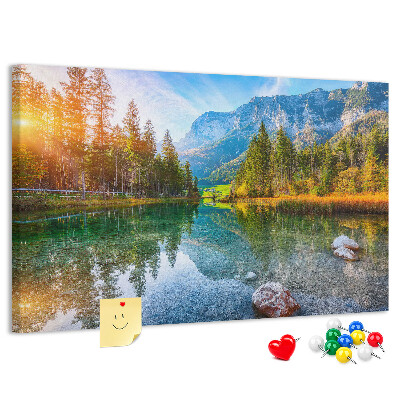 Tableau de liège Un paysage montagneux pittoresque avec un lac