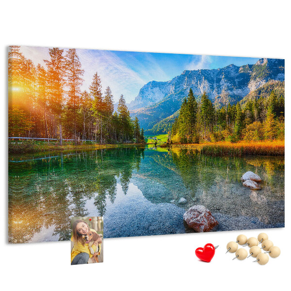 Tableau de liège Un paysage montagneux pittoresque avec un lac