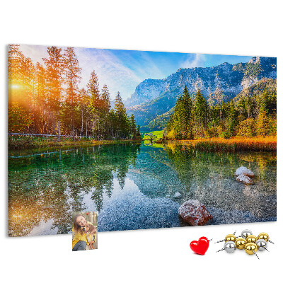 Tableau de liège Un paysage montagneux pittoresque avec un lac