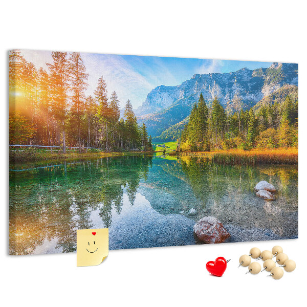 Tableau de liège Un paysage montagneux pittoresque avec un lac