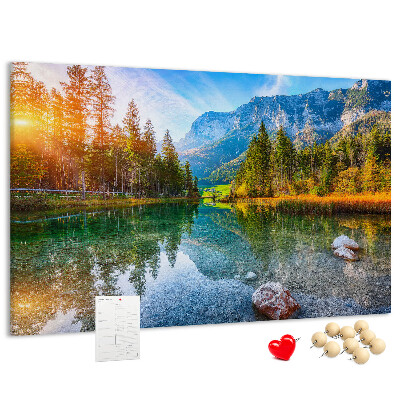 Tableau de liège Un paysage montagneux pittoresque avec un lac