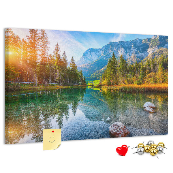 Tableau de liège Un paysage montagneux pittoresque avec un lac