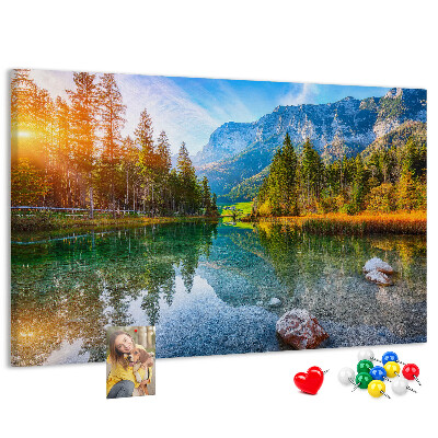 Tableau de liège Un paysage montagneux pittoresque avec un lac
