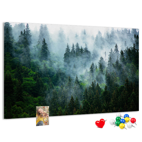 Tableau en liège Paysage de forêt brumeuse avec des pins