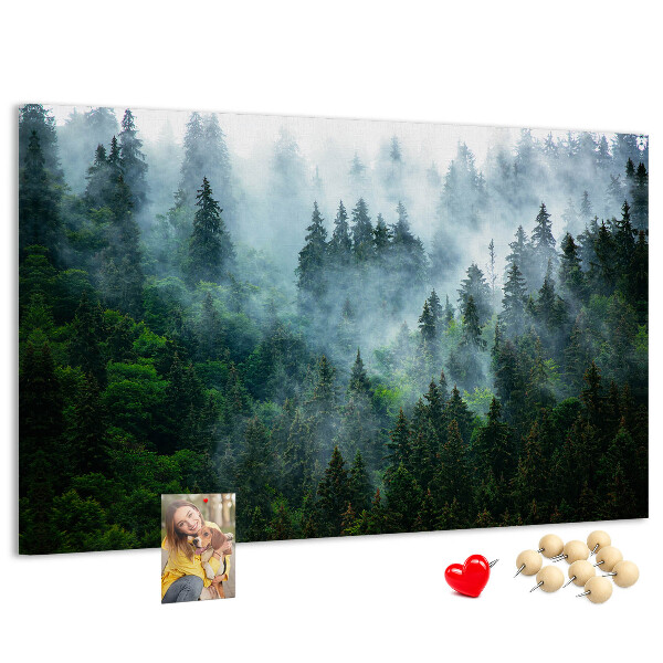 Tableau en liège Paysage de forêt brumeuse avec des pins