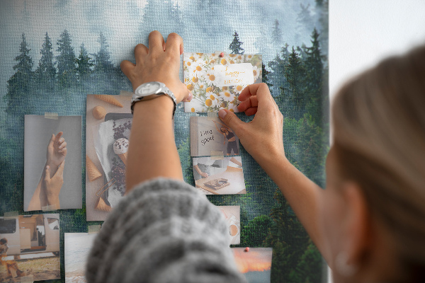 Tableau en liège Paysage de forêt brumeuse avec des pins