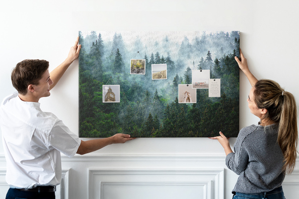 Tableau en liège Paysage de forêt brumeuse avec des pins
