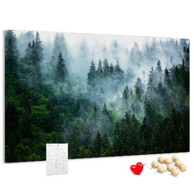 Tableau en liège Paysage de forêt brumeuse avec des pins