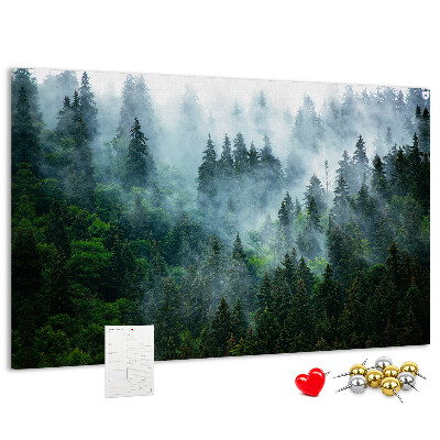 Tableau en liège Paysage de forêt brumeuse avec des pins
