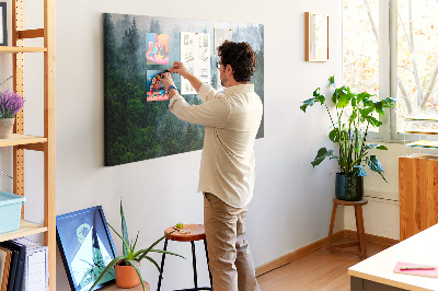 Tableau en liège Paysage de forêt brumeuse avec des pins