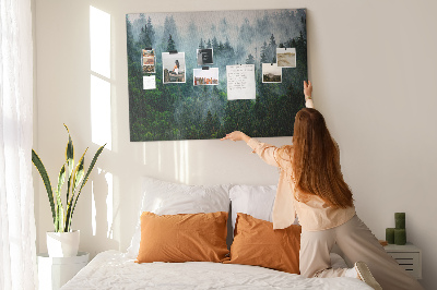 Tableau en liège Paysage de forêt brumeuse avec des pins
