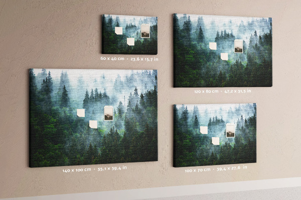 Tableau en liège Paysage de forêt brumeuse avec des pins