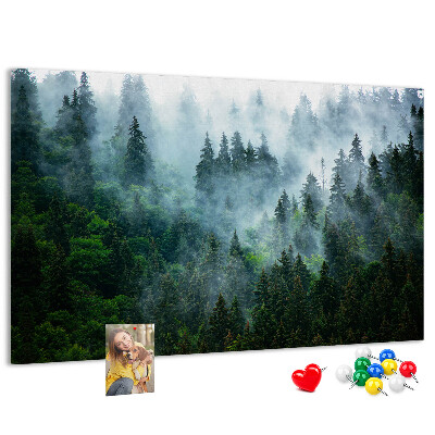 Tableau en liège Paysage de forêt brumeuse avec des pins