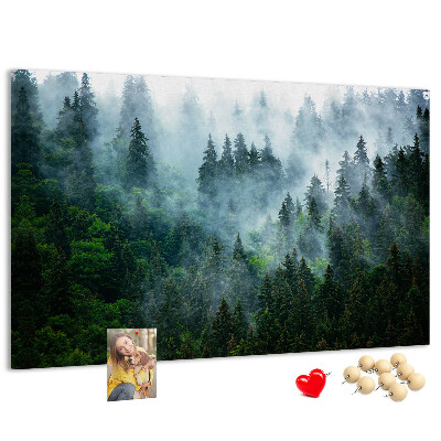 Tableau en liège Paysage de forêt brumeuse avec des pins