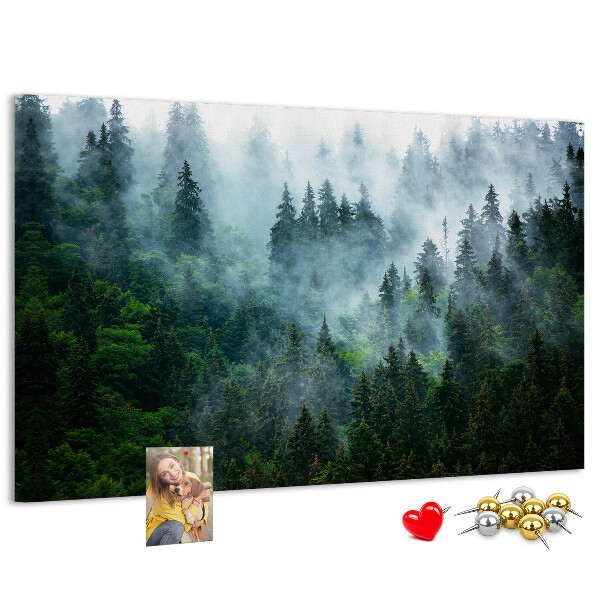 Tableau en liège Paysage de forêt brumeuse avec des pins