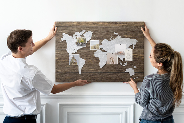 Tableau de liège Carte du monde sur fond en bois