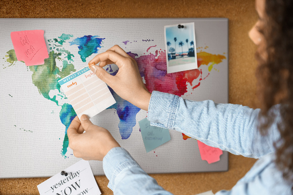 Tableau en liège carte du monde colorée à l'aquarelle