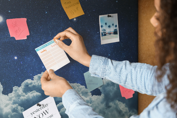Tableau affichage liège Ciel nocturne avec des étoiles et des nuages