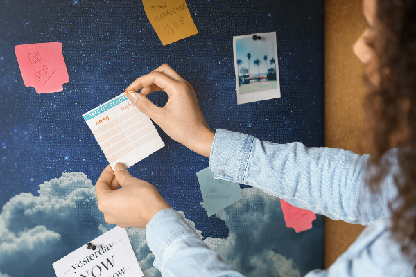 Tableau affichage liège Ciel nocturne avec des étoiles et des nuages