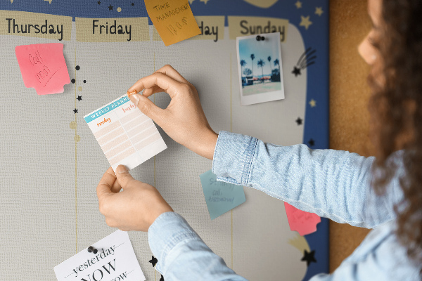 Tableau affichage liège Agenda cosmique hebdomadaire avec planètes et étoiles