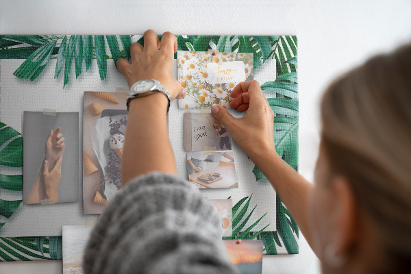 Tableau de liège Feuilles vertes dans un style tropical.