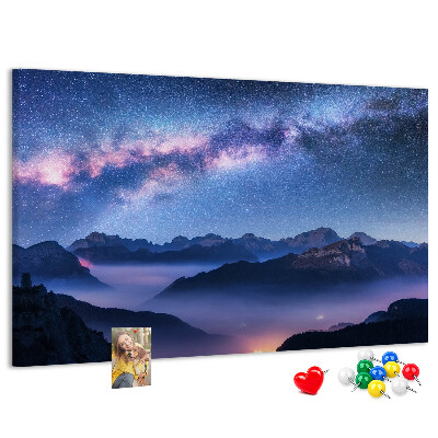 Tableau affichage liège Ciel nocturne au-dessus d'un paysage montagneux