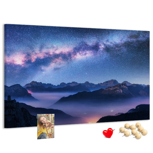 Tableau affichage liège Ciel nocturne au-dessus d'un paysage montagneux