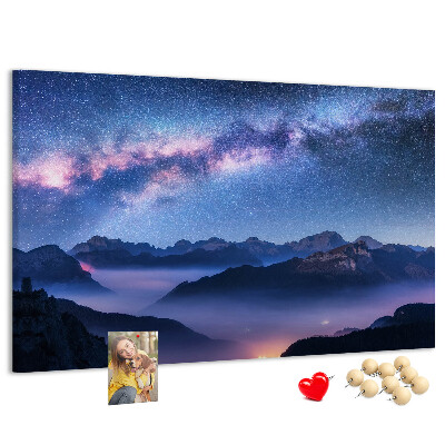 Tableau affichage liège Ciel nocturne au-dessus d'un paysage montagneux