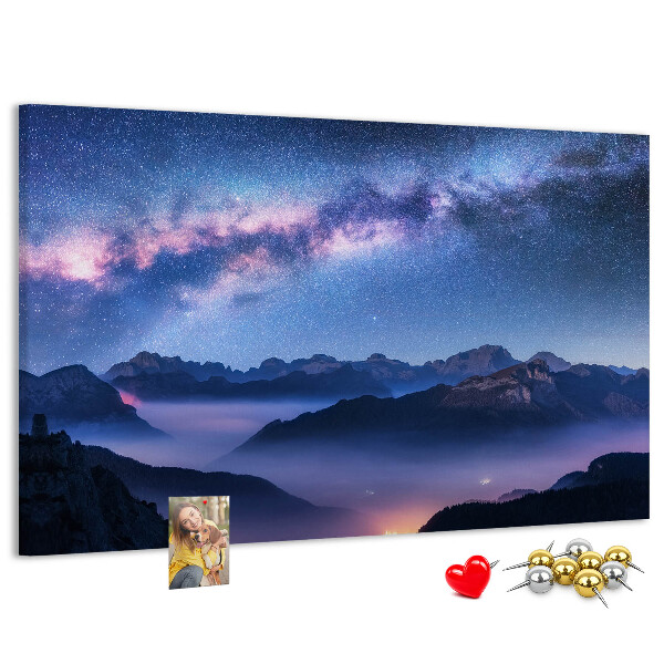 Tableau affichage liège Ciel nocturne au-dessus d'un paysage montagneux