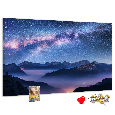 Tableau affichage liège Ciel nocturne au-dessus d'un paysage montagneux