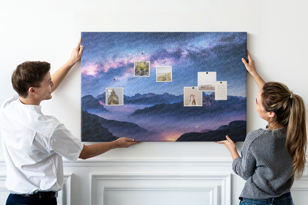 Tableau affichage liège Ciel nocturne au-dessus d'un paysage montagneux