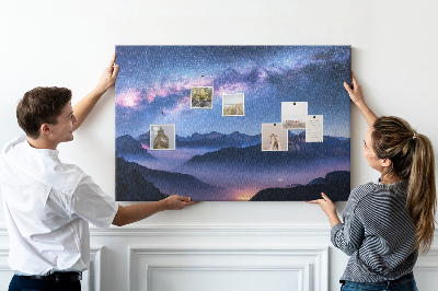 Tableau affichage liège Ciel nocturne au-dessus d'un paysage montagneux