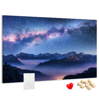 Tableau affichage liège Ciel nocturne au-dessus d'un paysage montagneux