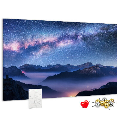Tableau affichage liège Ciel nocturne au-dessus d'un paysage montagneux