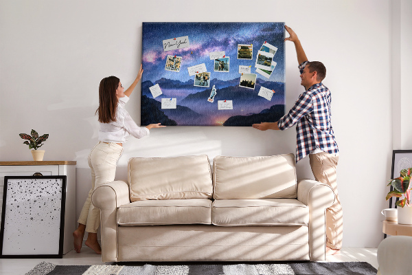 Tableau affichage liège Ciel nocturne au-dessus d'un paysage montagneux