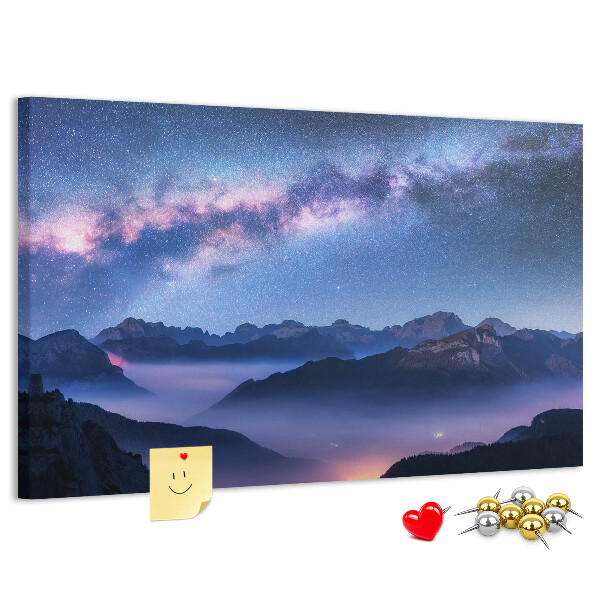 Tableau affichage liège Ciel nocturne au-dessus d'un paysage montagneux