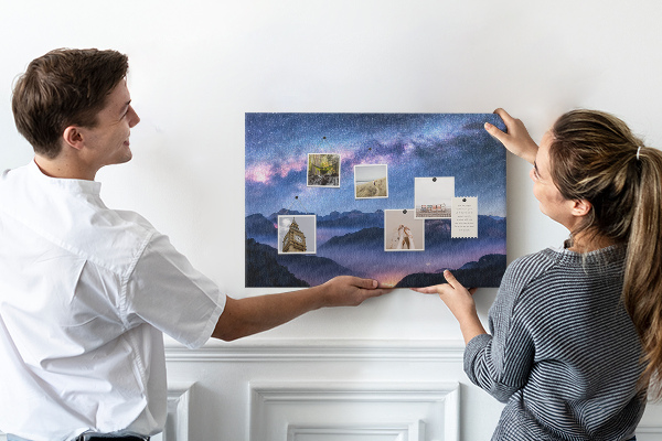 Tableau affichage liège Ciel nocturne au-dessus d'un paysage montagneux
