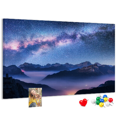 Tableau affichage liège Ciel nocturne au-dessus d'un paysage montagneux