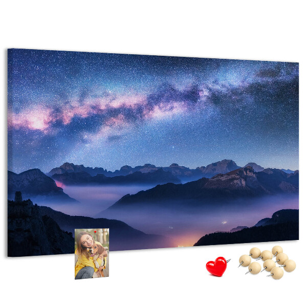 Tableau affichage liège Ciel nocturne au-dessus d'un paysage montagneux