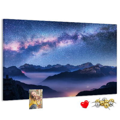 Tableau affichage liège Ciel nocturne au-dessus d'un paysage montagneux