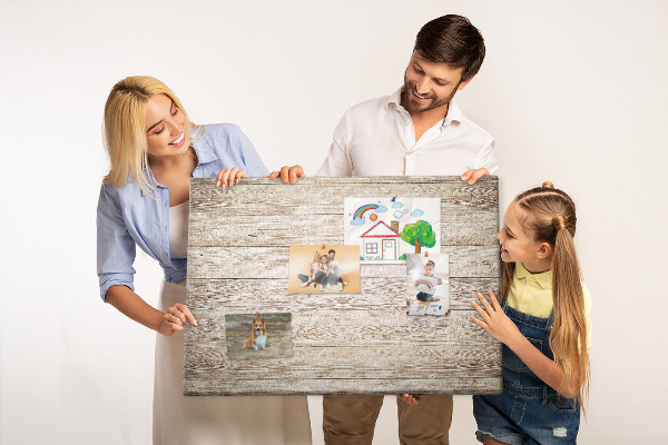 Tableau affichage liège planches rustiques dans des tons clairs