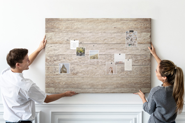 Tableau affichage liège planches rustiques dans des tons clairs