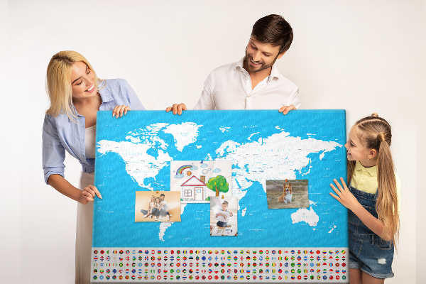 Tableau affichage liège Carte du monde colorée avec les drapeaux des pays