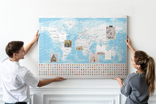 Tableau en liège Carte du monde avec épingles de couleur