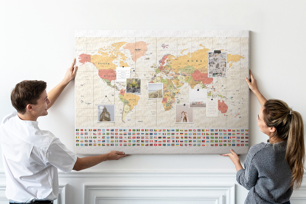 Tableau affichage liège Carte du monde avec drapeaux des pays en couleur